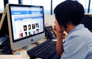 woman_using_facebook_imac
